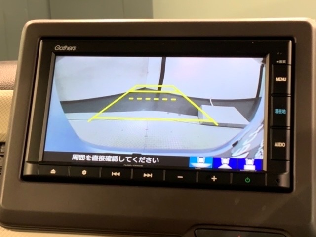 リバースギアに入れるだけで後方の表示へ切り替わります。夜間や雨の日の駐車も楽になりますよ。