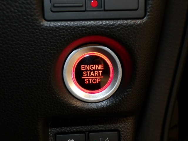 鍵を取り出さなくても、ワンプッシュでエンジンのスタート、ストップが簡単にできて便利です。