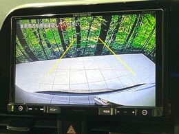 【バックカメラ】駐車時に後方がリアルタイム映像で確認できます。大型商業施設や立体駐車場での駐車時や、夜間のバック時に大活躍！運転スキルに関わらず、今や必須となった装備のひとつです！
