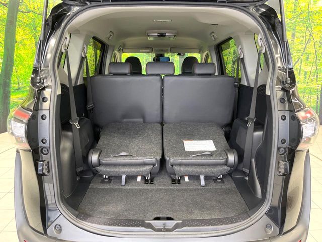 後席を格納すると、これだけの広さが！シーンに合わせたシートアレンジで、大きな荷物も積むことが出来ます♪