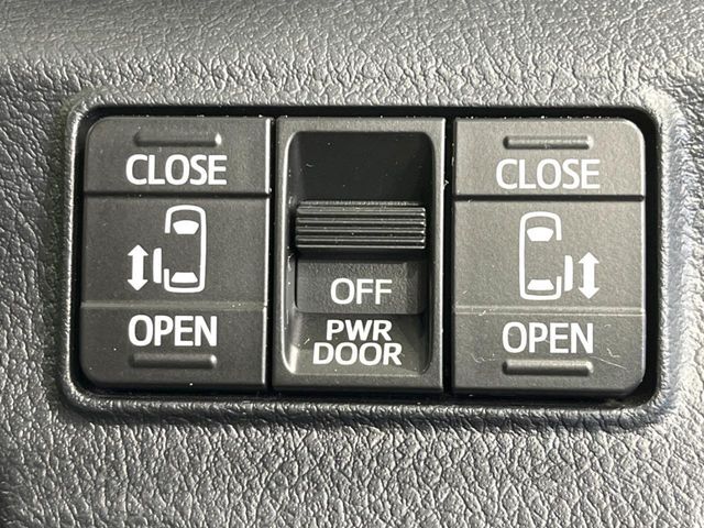 【両側パワースライドドア】スマートキーや運転席のスイッチで後席両側スライドドアの開閉が可能♪電動だから力を入れてドアを開ける必要が無く、小さなお子様でも簡単に開け閉めでき快適です♪