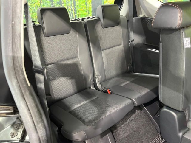 3列目シートはもちろん状態良好☆大人でもゆったりと座って頂けますので、大人数でのお出かけもラクラクです♪ご家族で、気の知れた仲間で、ドライブに行くのが楽しみですね♪