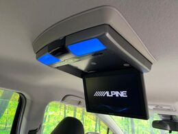 【フリップダウンモニター】大画面モニターで後席でもエンタメをお楽しみいただけます。小さなお子様にも大人気の装備です♪