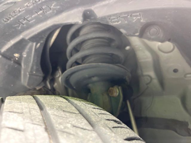 お車を安心してお乗りいただく為には、足回りの定期点検が欠かせません。サービスサポート（有償保証）では無料点検もご提供しており、安心のカーライフをお過ごしいただけるサポート体制が整っています。