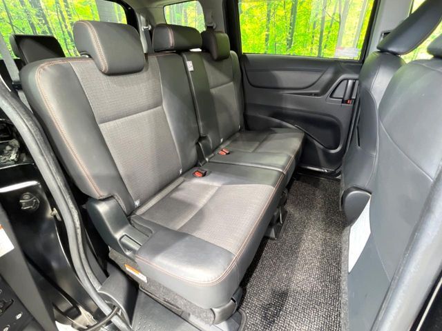 後部座席も気になるようなキズ・汚れやへたり等、大きなダメージはなく、良好な状態です。