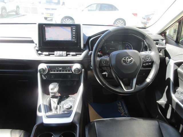 視界が広く、インパネシフトですっきりとした空間が運転がしやすく居心地が良い運転席です。