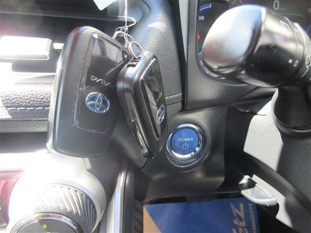 スマートエントリー＆プッシュスタートを装備しております。カギをかばんに入れたまま乗り降り！発進ができます！重い荷物を持ったままカギを探すのは大変じゃないですか？これはドアハンドルを握るだけ！