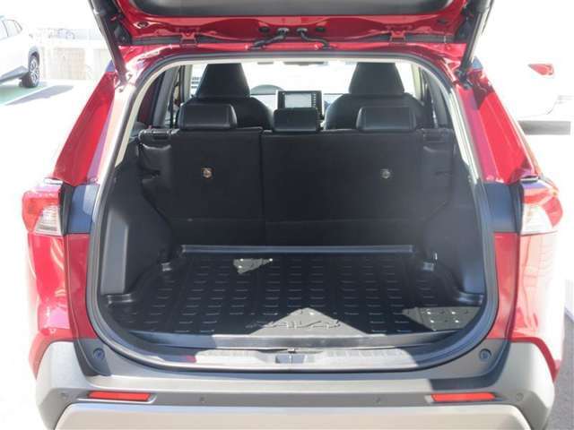 RAV4の荷室です。補助輪のついた子供用の自転車くらいなら後席を倒さなくても楽に詰めます。後席を倒せばママチャリも積み込める大容量ラゲージ！