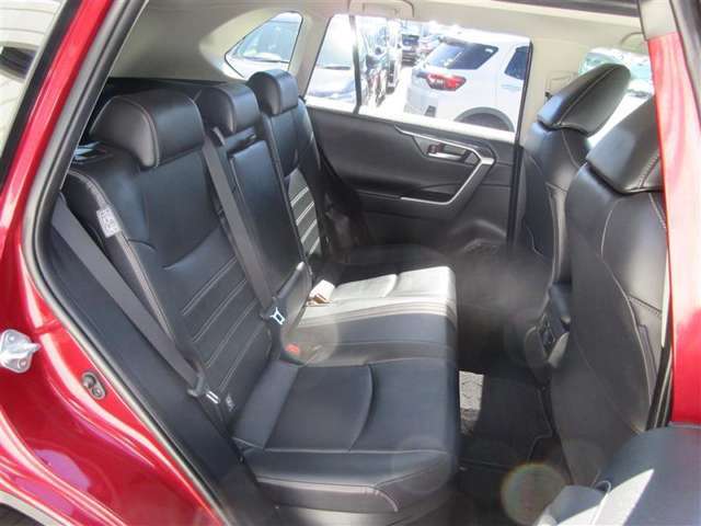 後席のレッグスペースも十分かと思います