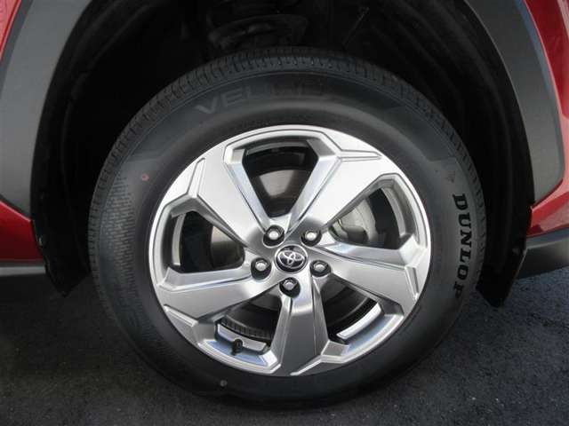 タイヤのサイズは18インチです。純正のアルミホイールがついております。雪道が心配な方はスタッドレスタイヤも販売しておりますのでご相談ください。