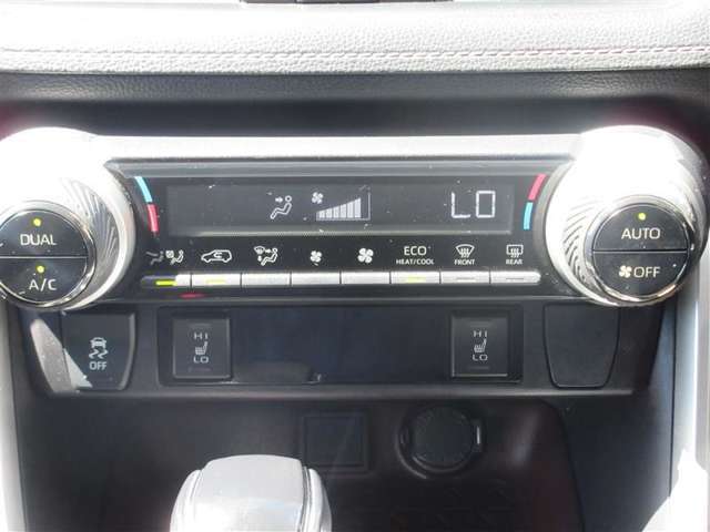 オートエアコン付き室温温度を設定すると、風量や吹き出し口、吹き出し温度を室温センサーや日射センサー等により　すべて自動でコントロールしてくれるので大変便利です。