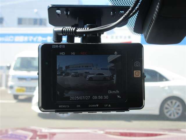 ドライブレコーダー付き車の走行状況を記録することが出来ます。もしも事故に巻き込まれた時、具体的な事故状況を第三者に伝えられる可能性が有り、大変便利です。