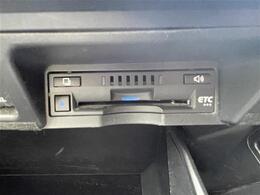 【ETC】有料道路を利用する際に料金所で停止することなく通過できる、ETC車載器（ノンストップ自動料金収受システム機器）が装備されています。セットアップを行うことで利用可能になります。