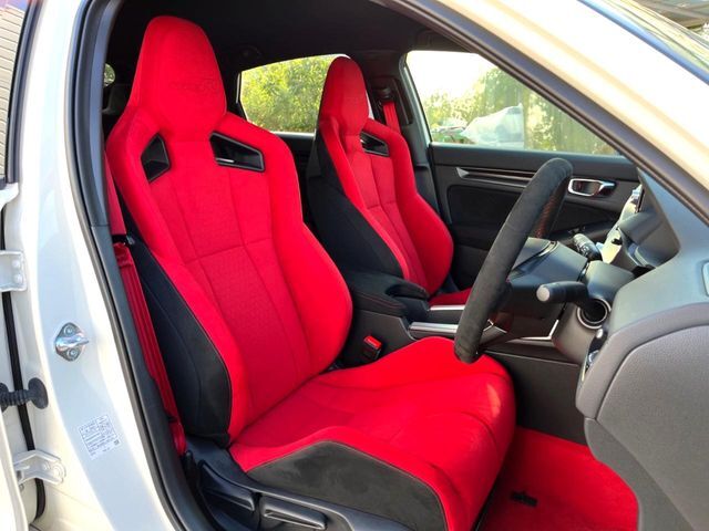 【専用スポーツシート】ホールド性に優れ、カーブ時の体が流れを抑制してくれます。また、体にフィットするから腰や背中が疲れにくく、ロングドライブや高速走行でも快適にお過ごしいただけます♪