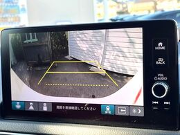 【バックカメラ】駐車時に後方がリアルタイム映像で確認できます。大型商業施設や立体駐車場での駐車時や、夜間のバック時に大活躍！運転スキルに関わらず、今や必須となった装備のひとつです！