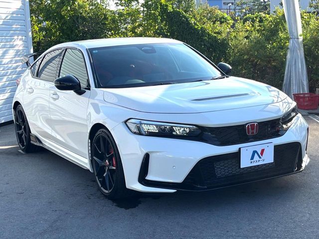 大好評のボディコーティング「弾スプラッシュコート」もご納車までに施工可能。通常のガラスコートと異なる、耐久年数6年の無機質ガラスコーティングが、ボディをキレイな状態に保ってくれます。