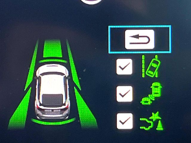 【ホンダセンシング】走行中に前方の車両等を認識し、衝突しそうな時は警報とブレーキで衝突回避と被害軽減をアシスト。より安全にドライブをお楽しみいただけます。