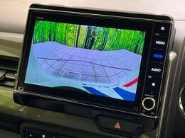 【バックカメラ】駐車時に後方がリアルタイム映像で確認できます。大型商業施設や立体駐車場での駐車時や、夜間のバック時に大活躍！運転スキルに関わらず、今や必須となった装備のひとつです！