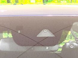 【i-ACTIVESENSE】走行中に前方の車両等を認識し、衝突しそうな時は警報とブレーキで衝突回避と被害軽減をアシスト。より安全にドライブをお楽しみいただけます。