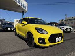 全方位モニター用カメラパッケージ装着車（メーカーオプション）。前後左右の4つのカメラで車両周辺の映像を映し出します。