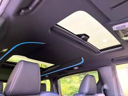 【サンルーフ】開放感たっぷりの希少装備、サンルーフが装着されています！車内に明かりを取り入れたり景色を楽しむ以外にも、車内の空気も簡単に換気できて快適です！