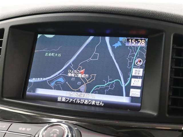 安全性を考慮し、視線移動の少ない位置にセットされたHDDマルチナビ！CD、DVDビデオ、フルセグTVに対応でUSB端子も備えられています。