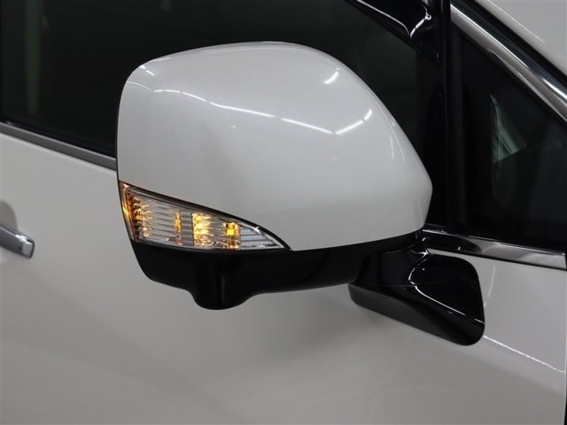 サイドターンランプ付きドアミラー。車両のドレスアップと右左折時の被視認性を兼ね備えたお洒落なミラーです。