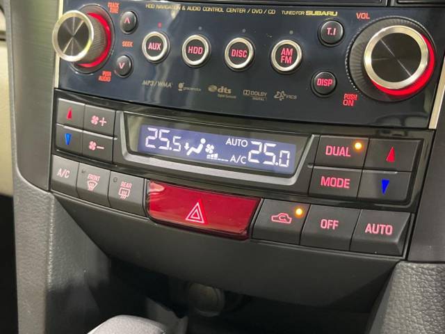 【左右独立型フルオートエアコン】運転席と助手席でそれぞれお好みの温度に設定可能。同乗者にも配慮した、快適な空調をお届け致します。
