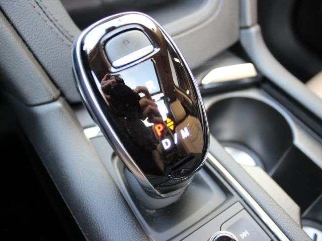 GM（ゼネラルモータース）の工場を併設いたしております。車検や一般的な整備をはじめとして、メーカー保証やリコールにも対応しております。より高い安心をお届けいたします。