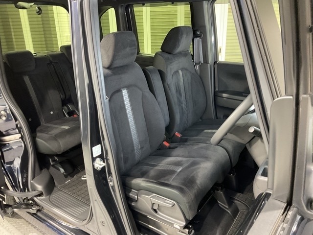 乗降がしやすい運転席。高さが調節できて小柄な方でもベストポジションをとることができます。