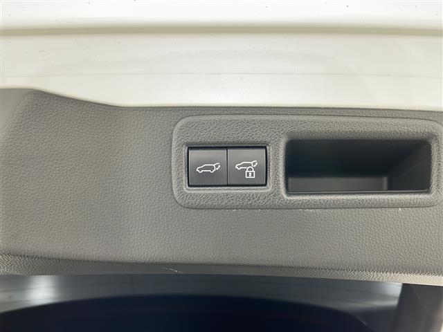 【電動リアゲート】荷物を抱えた状態でもリアゲートの開閉が可能です！お買い物時やアウトドアの際に役立ちますね。
