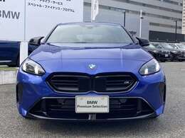 【キドニーグリル】BMWは約90年もの間、ほぼ全ての車両にひと目でBMWだと分かるこの特徴的なフロントグリルが備えられ、デザイン・アイコンとして親しまれてきました。