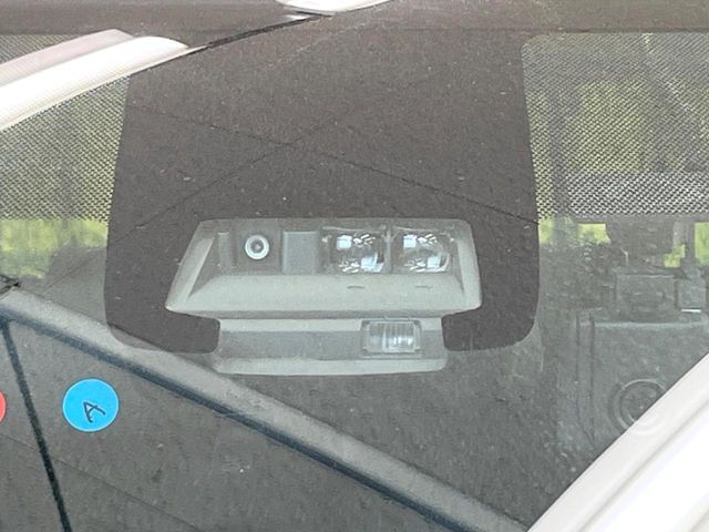 【トヨタセーフティセンス】走行中に前方の車両等を認識し、衝突しそうな時は警報とブレーキで衝突回避と被害軽減をアシスト。より安全にドライブをお楽しみいただけます。