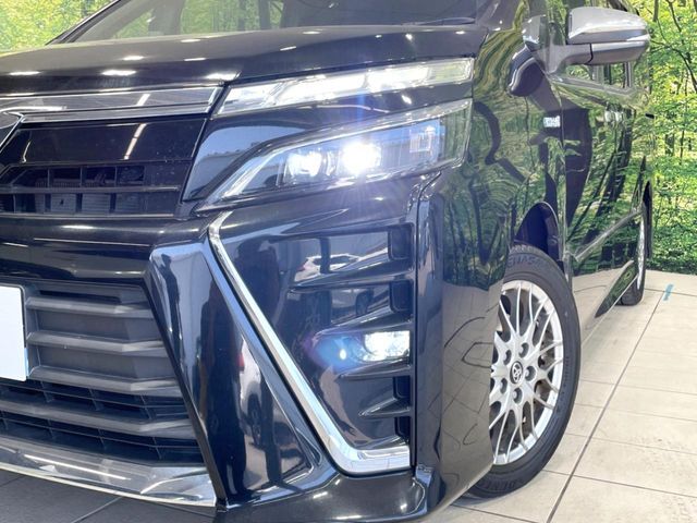 【LEDヘッドライト】悪天候や夜間走行時も良好な視界を確保し安心して運転できる高輝度LEDヘッドライトを装備！点灯速度が早く、消費電力も抑えられています。