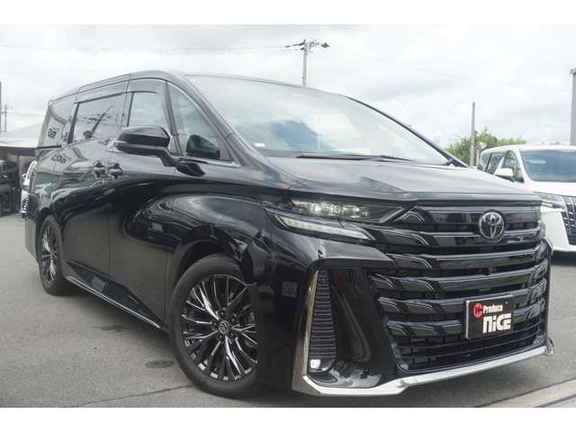 Z Premierはツヤ有黒塗装のフロントグリルやヘッドランプカバー、フロントバンパーガーニッシュが装着されています。