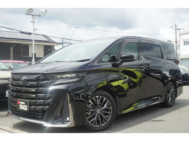 新型ヴェルファイアのZ Premierでもバータイプのフロントグリルが装着されています。しかし、ギラギラ感は抑えられておりメッキも渋い漆黒メッキとなっているのでよりクールで、かつ悪そうなデザインになっています