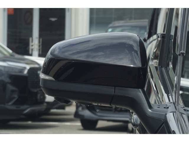 ブラインドスポットモニター！走行中、ドアミラーでは確認しにくい後側方エリアに存在する車両に加えて、隣接する車線の約60m後方までモニターし、急接近してくる車両も検知します。