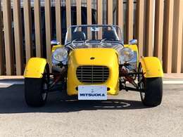 イエローの車体はスポーツカーらしさ全開です！