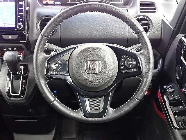 ハンドル左側にはオーディオ操作が出来るオーディオリモートコントロールスイッチ、右側にはHonda SENSINGとオートクルーズコントロールのスイッチを装備！