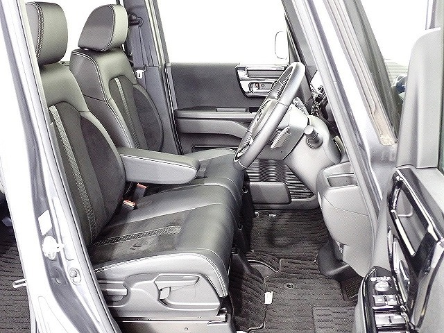フロントシートはベンチシートです、運転席と助手席の移動が簡単です。真ん中にはアームレストも装備されています！ また運転席シートの高さも調整できます。