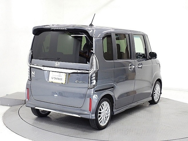 プライバシーガラスが装備されています。外を見るときには気にならずに、後方車両からは車内が見えにくい設計です、周りを気にせず、快適に運転できますよ。