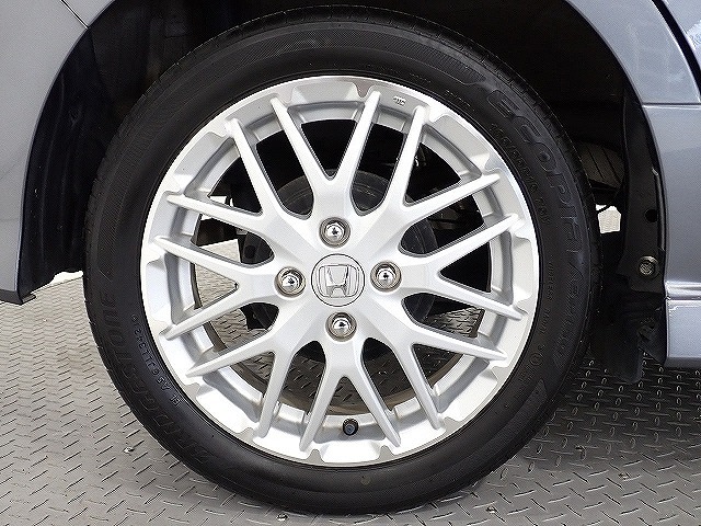 アルミホイールはホンダ純正なので安心！しかも車のデザインにもマッチしています。
