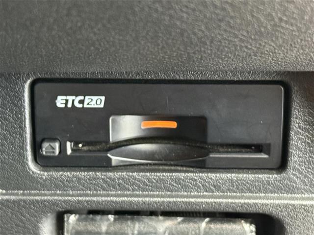 【ETC】有料道路を利用する際に料金所で停止することなく通過できる、ETC車載器（ノンストップ自動料金収受システム機器）が装備されています。セットアップを行うことで利用可能になります。