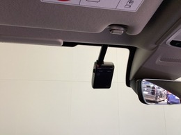 車内は光触媒抗菌消臭施工済です。スタイリッシュなデザインでスポーティなインパネ周りを演出します。グローブボックスやカップホルダーのほかにトレーなどたくさんの収納スペースが付いています。