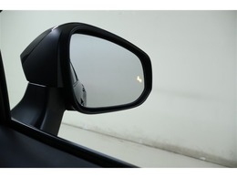 ウインカーミラーにはBSM（ブラインドスポットモニター）を搭載。隣を走る車両が死角に入るとLEDインジケーターを点灯。また、ウィンカーを出すとインジケーターも光って点滅！注意を促してくれます。