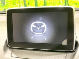 【マツダコネクトナビ】車内の雰囲気にマッチした一体型タイプのナビ。各種車輌設定やBluetooth再生等、様々な機能が楽しめます。直感的なダイヤル操作が可能で、使い勝手も良好です。