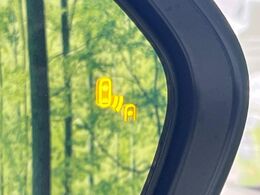 【ブラインドスポットモニター】走行中、ドアミラーの死角になりやすい箇所に後続車が接近するとサイドミラーのレンズに警告を表示！ドライバーに注意喚起をしてくれます。