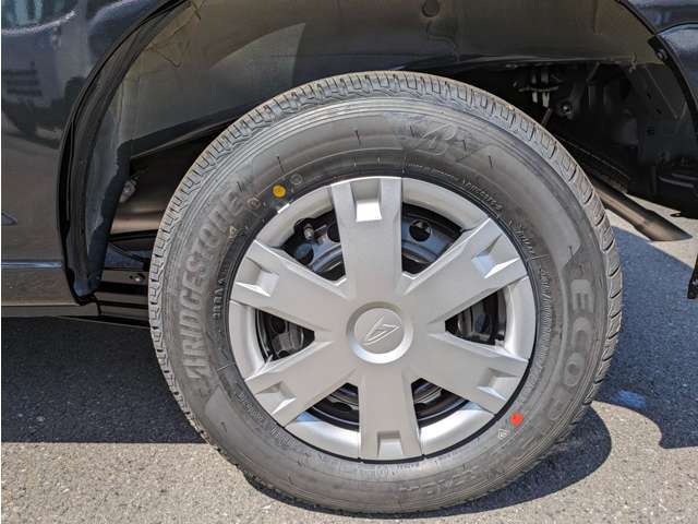 ☆ご納車前準備☆　お客様の安心安全の為にご納車前の準備にも力を入れております！ 整備士と営業が連携して確認しております。中古車は修復歴がないか・内外装の清掃・部品の確認交換をしています