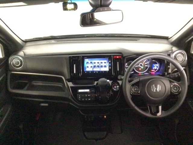 【前方視界】開放的な前方視界！運転がしやすく疲れにくいです♪窓が大きく、見通しがとっても良いおクルマですよ♪
