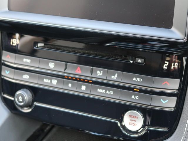 左右独立式フルオートエアコンディショナーなどの先進システムになります。外の気候に関わらず、目的地までリラックスして快適なドライブをお楽しみいただけます。